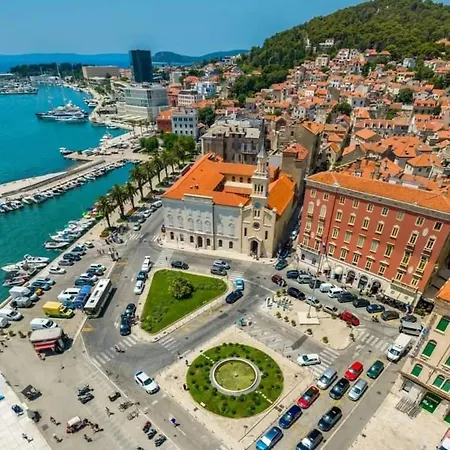 Nada In The Center Of Apartment