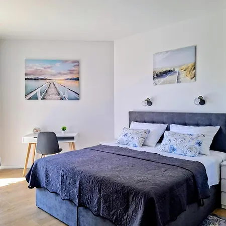 Nada In The Center Of Split