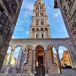 Nada In The Center Of Apartamento Split