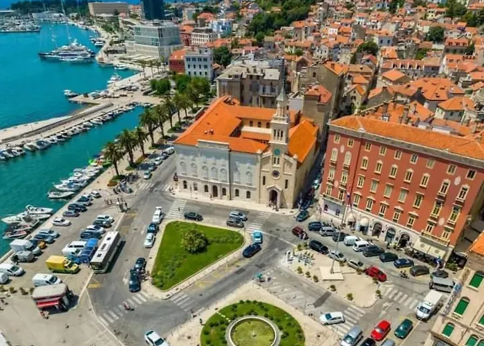 Nada In The Center Of Apartment